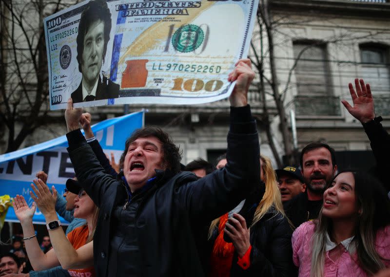 Con motosierra en mano y enorme billete de dólar, candidato liberal argentino apela a votantes enojados