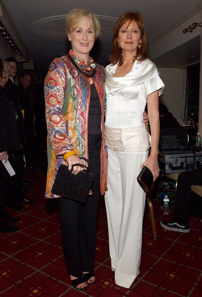 <p>Und noch ein wunderschön bedruckter Mantel für ein Event mit Kollegin Susan Sarandon. <i>(Foto von Dimitrios Kambouris/WireImage)</i></p>