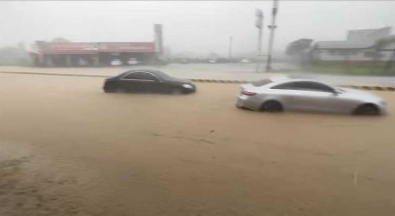 台3線竹山交流道附近因午後強降雨淹成黃河，不少車主開到一半緩速前進，深怕「刁車」。（圖／民眾提供）