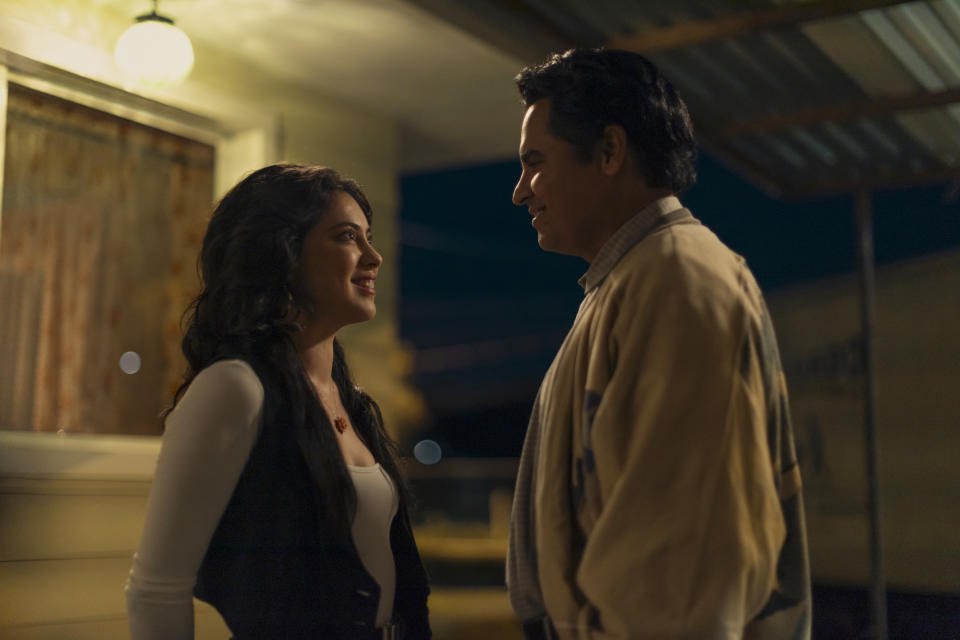 En esta imagen proporcionada por Prime, Rosa Salazar, izquierda, y Michael Peña en una escena de "A Million Miles Away". (Prime vía AP)