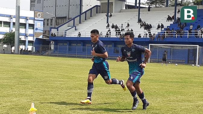 Rachmat Irianto dan rekannya di Persib Bandung dalam sesi latihan, Senin (27/6/2022). (Bola.com/Erwin Snaz)