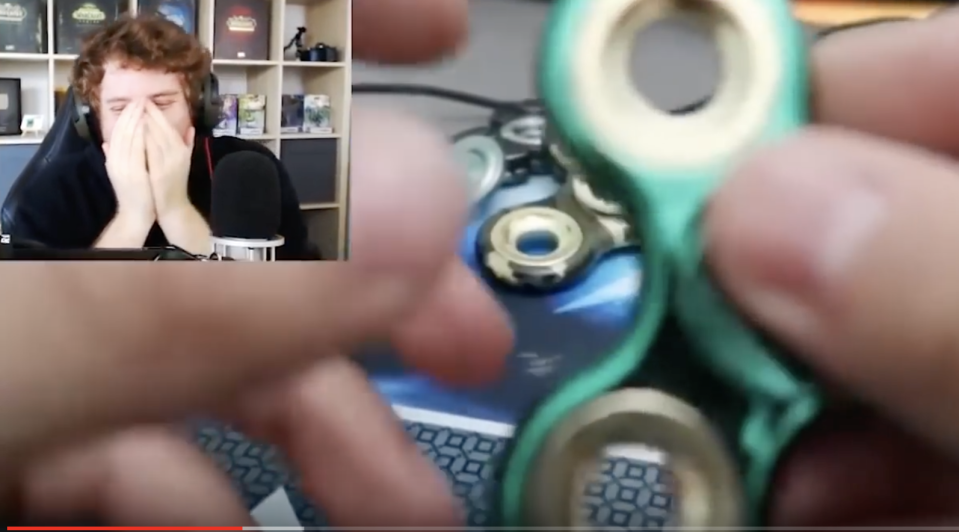 Im "Reaction-Video" filmt sich ein Youtuber dabei, wie er sich über das Fidgetspinner-Video eines anderen Youtubers freut. (Quelle: Screenshot Youtube)