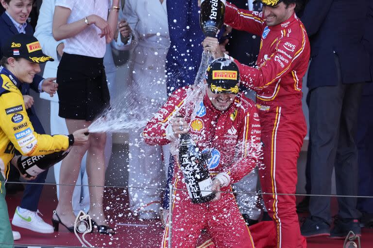 Charles Leclerc recibe el baño de champagne de Oscar Piastri y Carlos Sainz Jr., en el glamoroso podio del Gran Premio de Mónaco de Fórmula 1; el monegasco se impuso por primera vez en siete carreras en las calles del Principado
