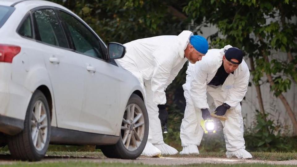 Un equipo forense de la policía investiga la escena del crimen después de que varias personas murieran y resultaran heridas en una serie de apuñalamientos en Weldon, Saskatchewan, Canadá. 4 de septiembre