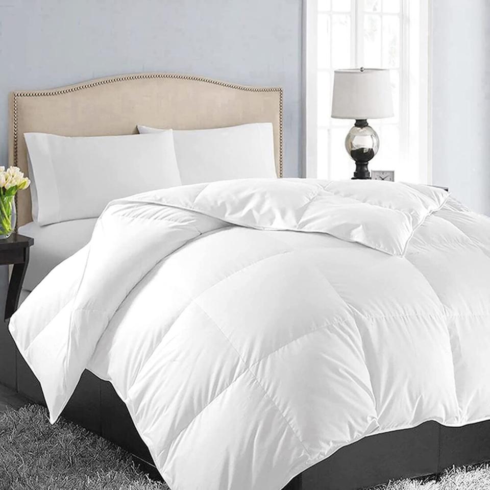 EASELAND Quilted Down Alternative Comforter