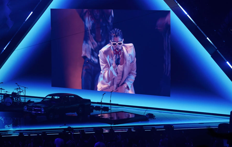 Bad Bunny aparece en una pantalla durante una presentación remota en los Premios MTV a los Videos Musicales en el Prudential Center el domingo 28 de agosto de 2022 en Newark, Nueva Jersey. (Foto Charles Sykes/Invision/AP)