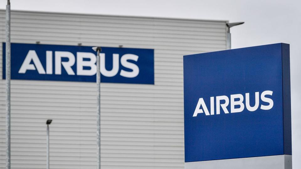 Der Luftfahrtkonzern Airbus hat im abgelaufenen Jahr trotz der Corona-Krise mehr Flugzeug-Bestellungen hereingeholt als Stornierungen kassiert.