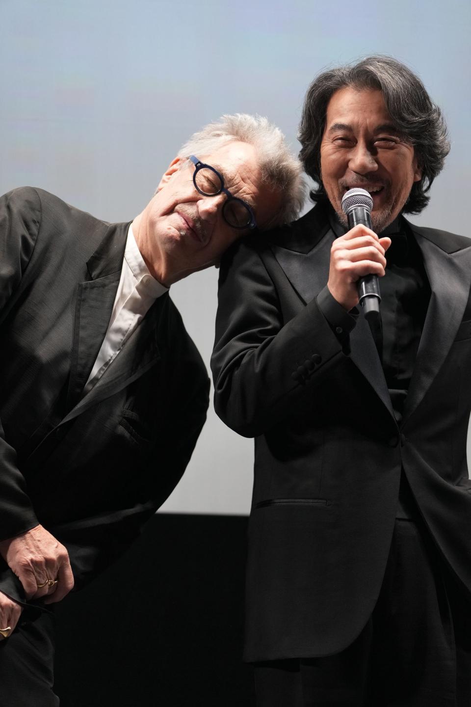 文溫德斯導演（左）出席《我的完美日常》活動時總愛開役所廣司玩笑，顯現兩人的深厚交情。（東京國際影展提供）
