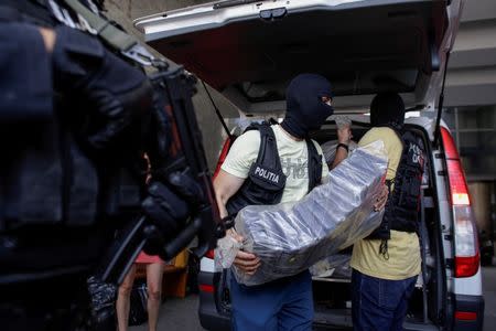 A Romanian special forces unit member carries bags containing part of 2.5 tonnes of cocaine seized in the Black Sea port of Constanta. Inquam Photos/Octav Ganea/via REUTERS