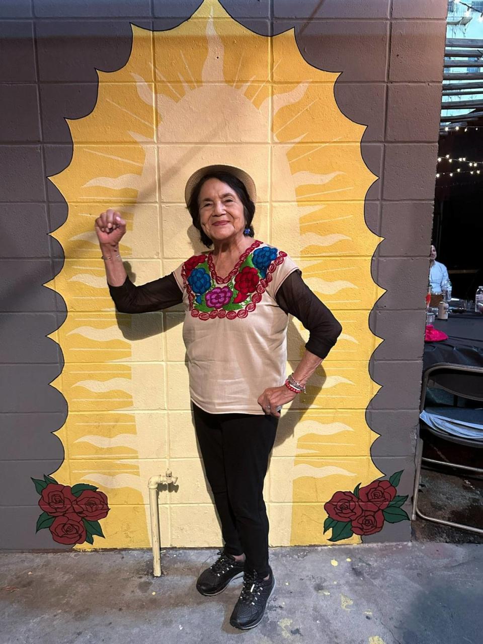 Dolores Huerta, cofundadora de la UFW, visita ArtHop en Fresno, California, el jueves 7 de septiembre de 2023.