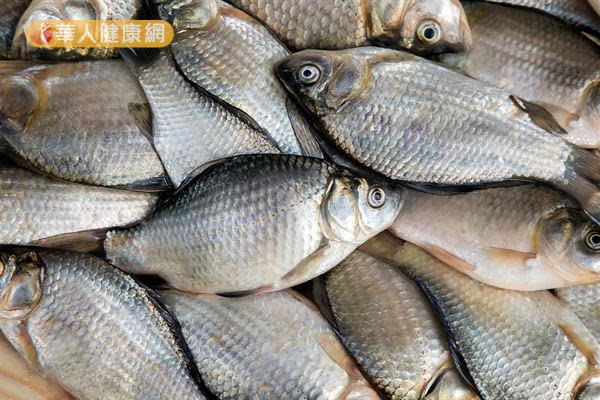 鯽魚能提供優質蛋白質，還富含Omega-3不飽和脂肪酸、維生素A、維生素B、鐵、鋅等營養素，有助於維持人體健康。