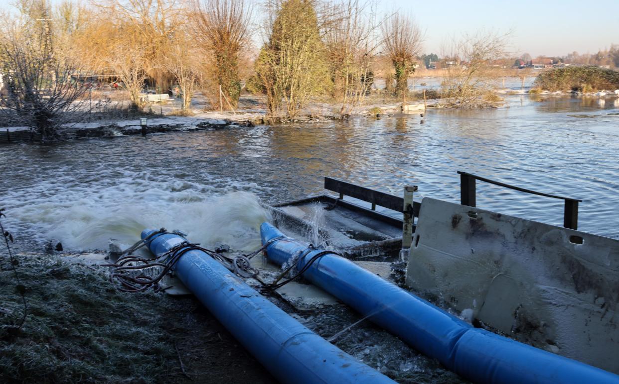 Les importantes pluies de décembre ont permis une recharge des nappes phréatiques. Des pompes à eau travaillant à l’évacuation des eaux de crue dans la ville de Clairmarais, dans le nord de la France, le 11 janvier 2024, à la suite de la crue de l’Aa.