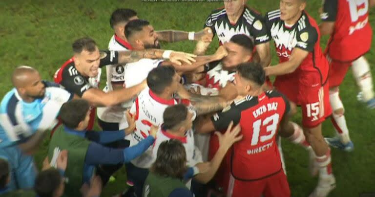 El momento en que Franco Romero impacta con su puño en el rostro de Paulo Díaz, durante el encuentro entre Nacional y River