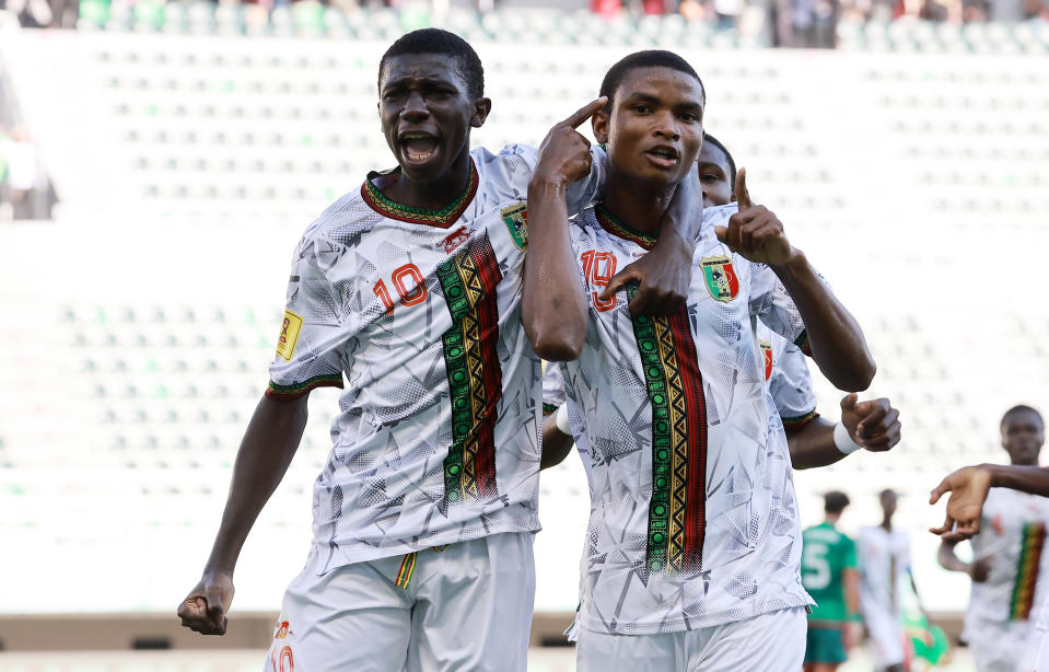 SURABAYA, INDONESIA - NOVIEMBRE 21: Mahamoud Barry y Ange Ange Tia, de Mali, celebran tras anotar su primer gol frente a México en el Gelora Bung Tomo Stadium | Foto:  Robertus Pudyanto - FIFA/FIFA via Getty Images