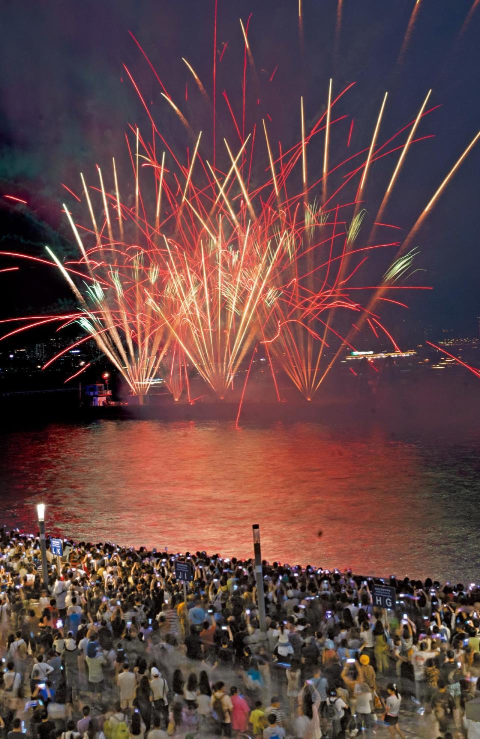 Feuerwerk am Tsim Sha Tsui East Waterfront im Victoria Harbour am 1. Mai