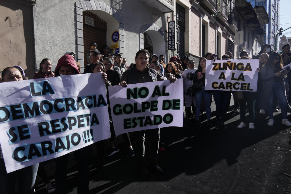 Simpatizantes del presidente Luis Arce sostienen pancartas durante una manifestación en La Paz, Bolivia, el viernes 28 de junio de 2024, dos días después de que tropas del Ejército irrumpieran en el palacio de gobierno en lo que el presidente Luis Arce llamó un intento de golpe. (AP Foto/Juan Karita)