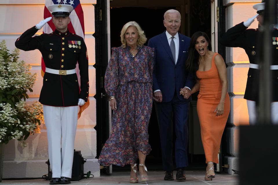 El presidente Joe Biden camina con la primera dama Jill Biden y Eva Longoria para dar unas palabras antes de la función de "Flamin' Hot" el jueves 15 de junio de 2023, en el Jardín Sur de la Casa Blanca en Washington. (Foto AP/Jacquelyn Martin)