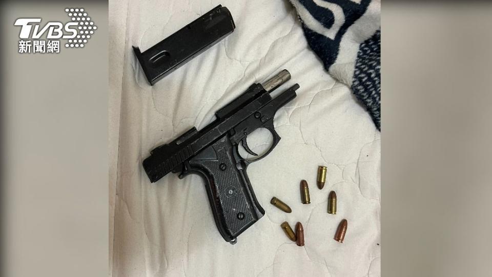 警方現場查獲改造手槍、子彈。（圖／TVBS）