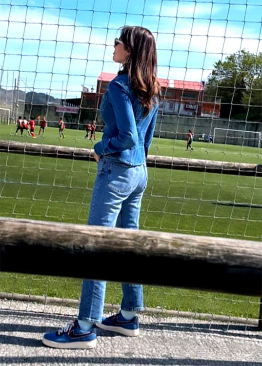 Jessica Bueno en el campo de fútbol