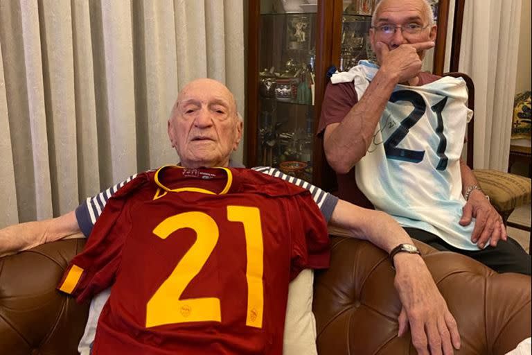 D'Olivo, con la última camiseta de Dybala de la Roma, que el joven futbolista le regaló para su cumpleaños 102; a su lado, un familiar