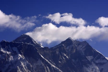 Cloud rise behind Mount Everest, the world's highest peak at 8,848 metres (29,029 ft), as seen from Kongde near Namche Bazar March 5, 2009.   REUTERS/Gopal Chitrakar (NEPAL)