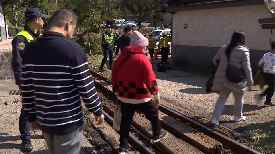 初三驚魂！　台鐵平溪線出軌停駛　　放天燈遊客撲空