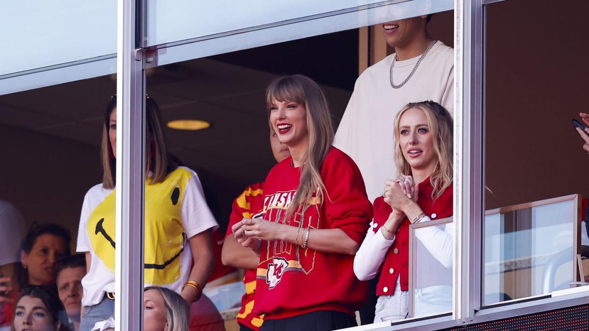 Taylor Swift reportedly hosted a viewing party for Travis Kelce’s Kansas City Chiefs game in New York City