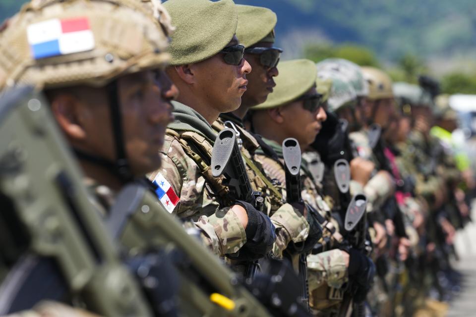 La policía fronteriza panameña asiste a una ceremonia de lanzamiento de la operación Escudo en Nicanor, provincia de Darién, Panamá, el viernes 2 de junio de 2023. (AP Foto/Arnulfo Franco)