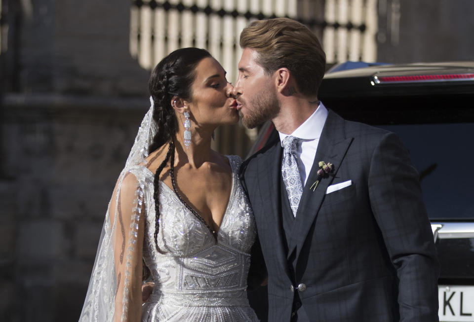 Sergio Ramos y Pilar Rubio se casaron el pasado 15 de junio en Sevilla. La ceremonia religiosa tuvo lugar en la catedral de la capital hispalense y la celebración en la finca propiedad del futbolista en Bollullos de la Mitación. Hasta allí acudieron unos 500 invitados entre los que estaban los Beckham, varios compañeros del jugador en el Real Madrid, Pablo Motos, Nuria Roca o El Cordobés. (Foto: Antonio Pizarro / AP).