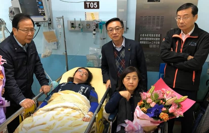 總統候選人韓國瑜大陣仗到病房探視，這畫面一出引發爭議。（圖／東森新聞）