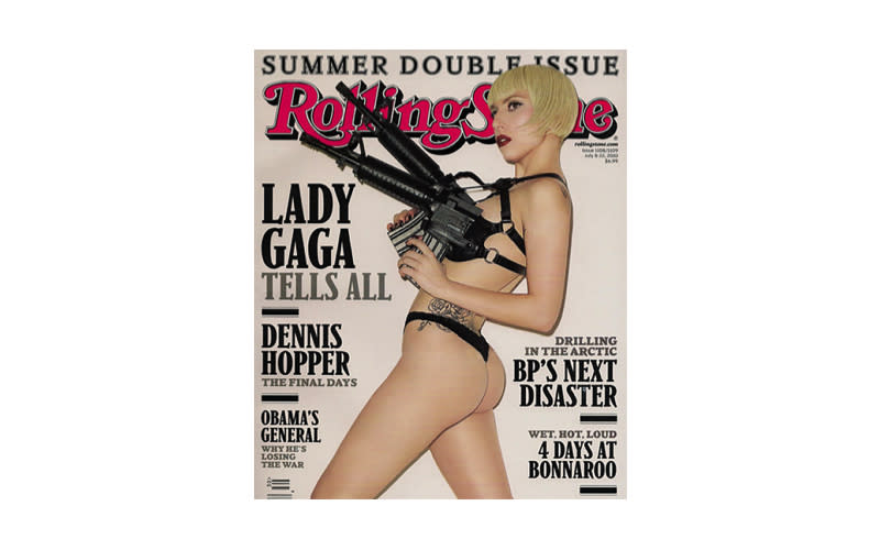 <p>Eine in Dessous gekleidete Lady Gaga sorgte für Kontroverse, als sie auf dem Cover des Rolling Stone mit Maschinengewehren posierte. [Foto: Rolling Stone] </p>