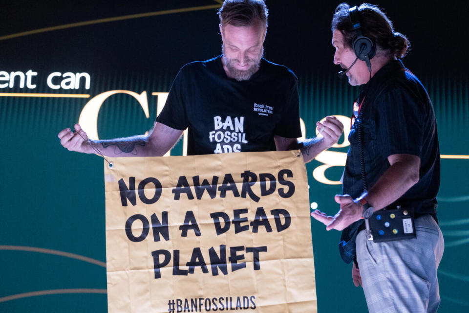 綠色和平行動者、坎城國際藝術節前獲獎者Gustav Martner，在舞台上手持標語打斷開幕式儀式，表達：「死亡的星球上沒有獎項，禁止化石燃料廣告！（No awards on a dead planet, Ban Fossil Ads!）」。