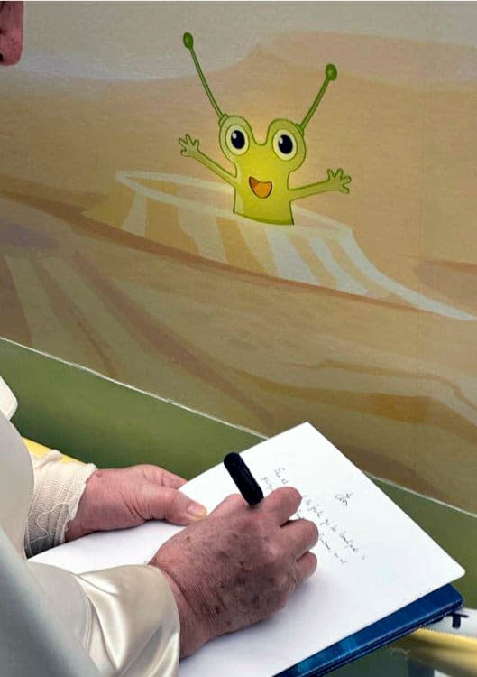 El Papa Francisco firma el libro de visitas 