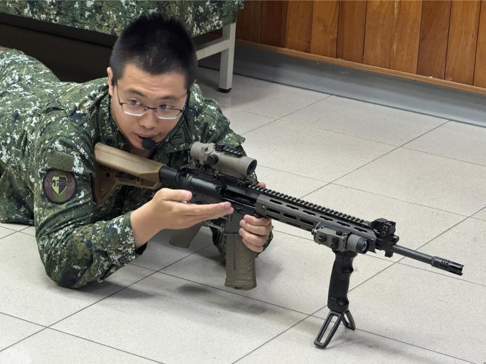 說明官講解T112步槍操作方式。（李奇叡攝）