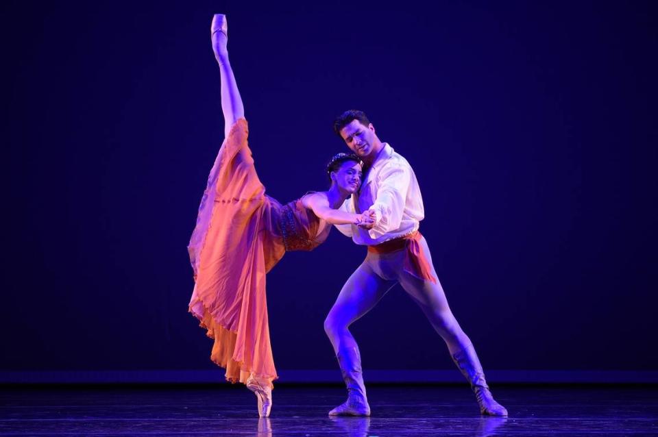 Marizé Fumero y Arionel Vargas constituyenuna de las parejas artísticas más queridas y admiradas en Miami por sus visitas frecuentes para actuar en funciones del CCBM y en las galas del Festival Internacional de Ballet de Miami. Foto Simon Soong/Cortesía Ballet Clásico Cubano de Miami