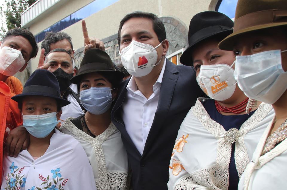 Andrés Arauz, de la Alianza Unidos por la Esperanza, posa con líderes indígenas evangélicos durante una parada de campaña antes de la segunda vuelta de las elecciones de abril, en Quito, Ecuador, el lunes 5 de abril de 2021. (AP Foto/Dolores Ochoa)