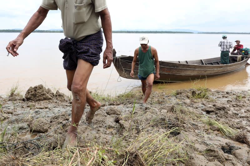 Farmers make their way on to Hintha Kyun island in Mawlamyine