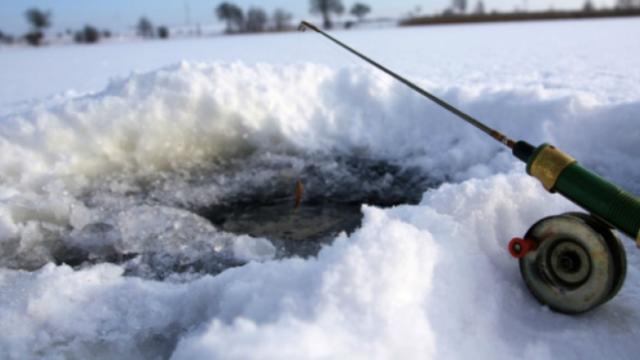 Ice fishermen could face manslaughter charge for drilling holes in a frozen  lake - Yahoo Sports
