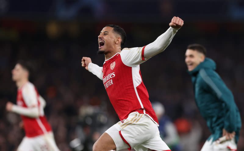 LONDRES, ANGLETERRE - 12 MARS : William Saliba d'Arsenal célèbre alors que David Raya d'Arsenal (non représenté) sauve le quatrième coup de pied de pénalité de Galeino du FC Porto (non représenté) lors d'une séance de tirs au but pendant la Ligue des Champions.  Le match retour des huitièmes de finale de la saison 2023/24 entre Arsenal et le FC Porto à l'Emirates Stadium le 12 mars 2024 à Londres, en Angleterre.  (Photo de Julian Finney/Getty Images)