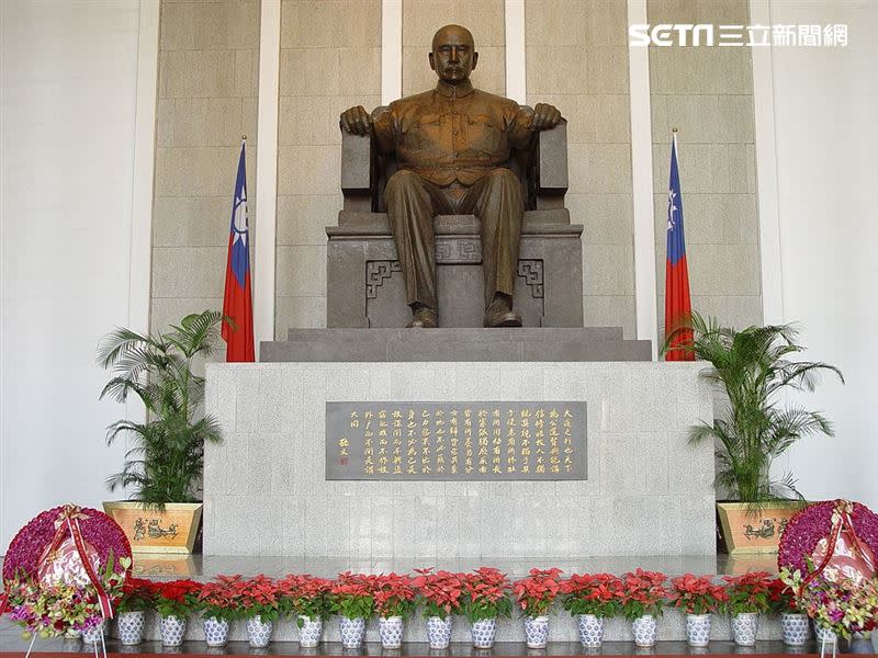 國父紀念館裡，孫中山先生銅像靜靜坐著 （圖／翻攝自國父紀念館官網）