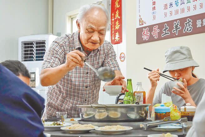 吳晟常以羊肉料理招待到訪的友人，以此展開他創作與生命歷程的對話。（黃子明攝）