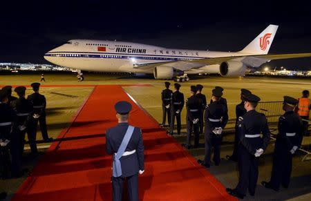 A plane carrying Chinese President Xi Jinping and his wife Peng Liyuan arrives at London's Heathrow Airport, October 19, 2015. REUTERS/Toby Melville