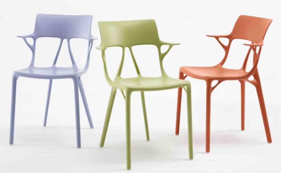 <p>Al Salone del Mobile, la sedia nata dalla collaborazione tra Kartell, Philippe Starck e Autodesk: è il primo oggetto di design creato dall’intelligenza artificiale </p>
