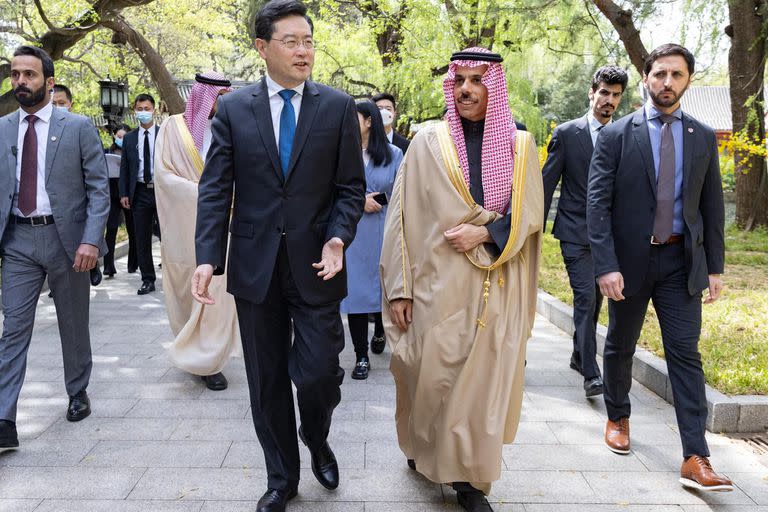 En esta imagen difundida por la Agencia de Prensa Saudita se ve al ministro saudita de Asuntos Exteriores, el príncipe Faisal bin Farhan caminando junto al ministro chino de Asuntos Exteriores, Qin Gang, en Pekín, el 6 de abril de 2023.