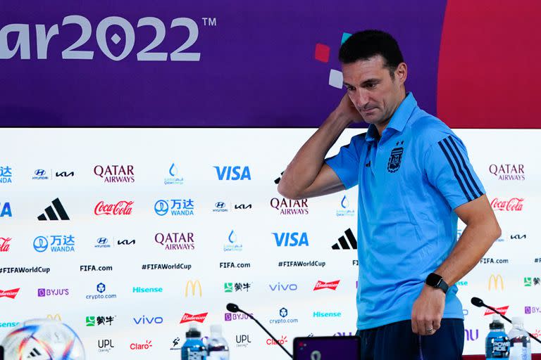 El entrenador argentino Lionel Scaloni piensa en cómo armar el equipo para asegurar la clasificación a octavos