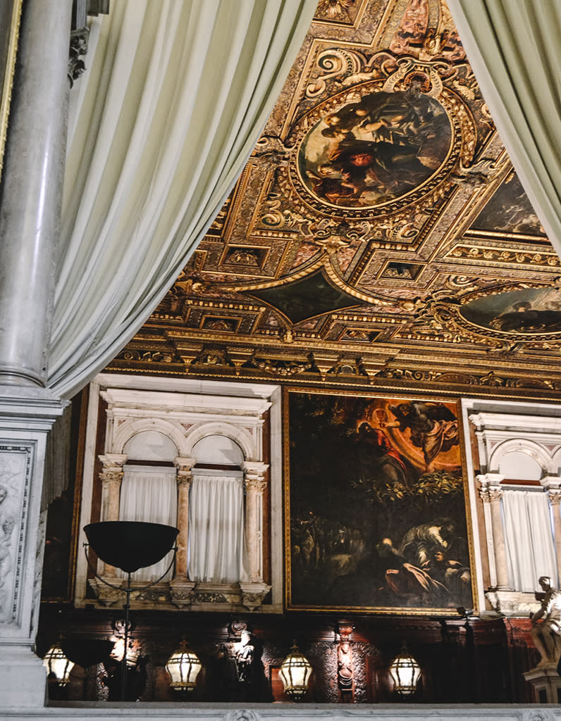 <p>Venise est riche, très riche en musées. Moins « star » que l’Académie des beaux-arts ou le palais des Doges, la Scuala Grande di San Rocco est pourtant un ravissement des pupilles. Richement décoré d’œuvres du Tintoret qui travaillait la lumière d’une main de maître, le lieu, plus petit que les autres musées, est pourtant d’une richesse incroyable. Et ne passez pas à côté du commentaire audio qui complète à la perfection la visite.</p><p><b>Scuala Grande di San Rocco</b></p><p>San Polo, 3054, a, 30125 Venezia VE, Italie</p><p><a href="http://www.scuolagrandesanrocco.org/home/" rel="nofollow noopener" target="_blank" data-ylk="slk:www.scuolagrandesanrocco.org;elm:context_link;itc:0;sec:content-canvas" class="link ">www.scuolagrandesanrocco.org</a></p><br>