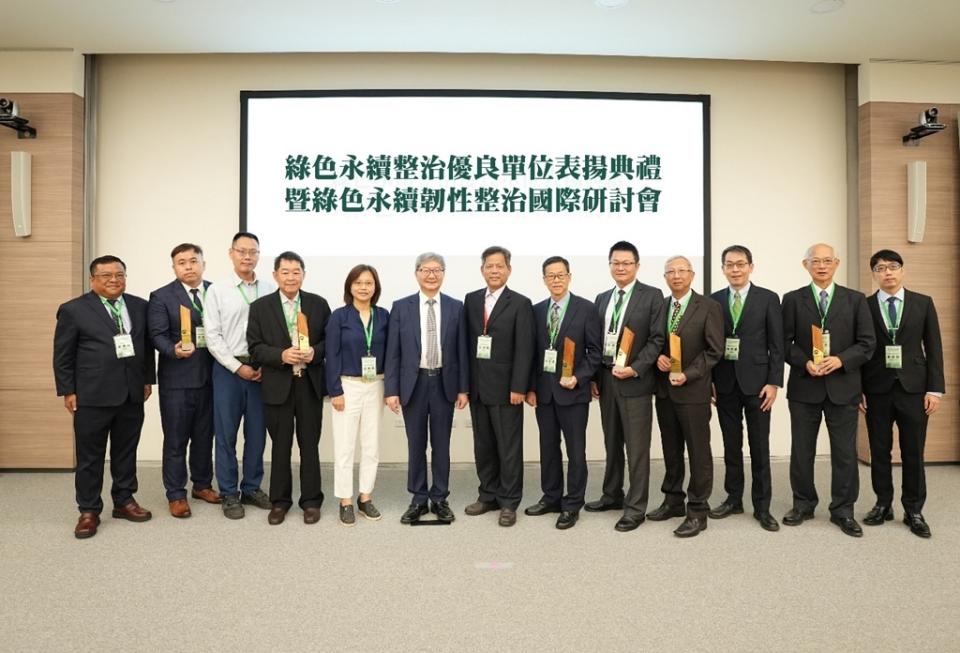 環境部沈志修次長(左6)與獲獎的綠色永續整治優良團隊合影（圖：環境部環管署）