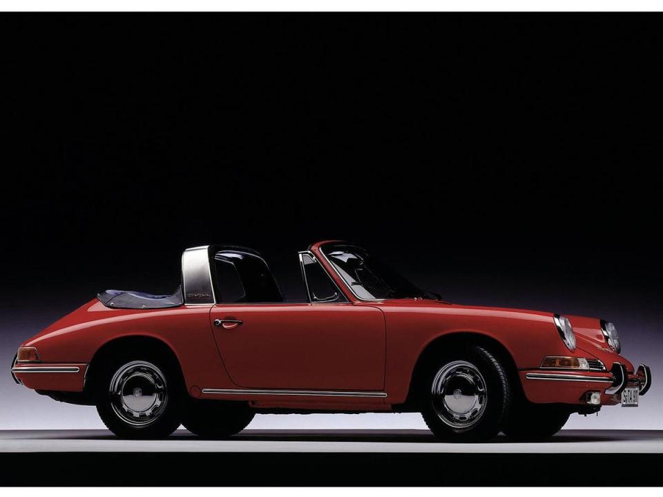 PORSCHE在1965年法蘭克福車展發表第一代911 Targa，即使這部怪怪敞篷911的售價比標準版911 Coupe貴了1400德國馬克，銷售竟然不錯。