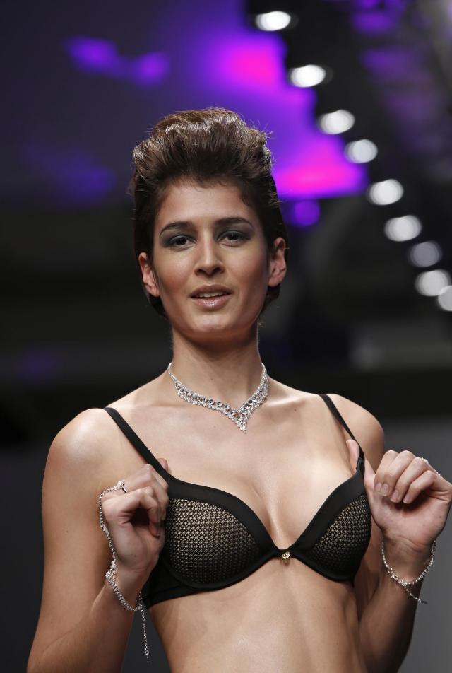Models in Spanx kick off New York Fashion Week