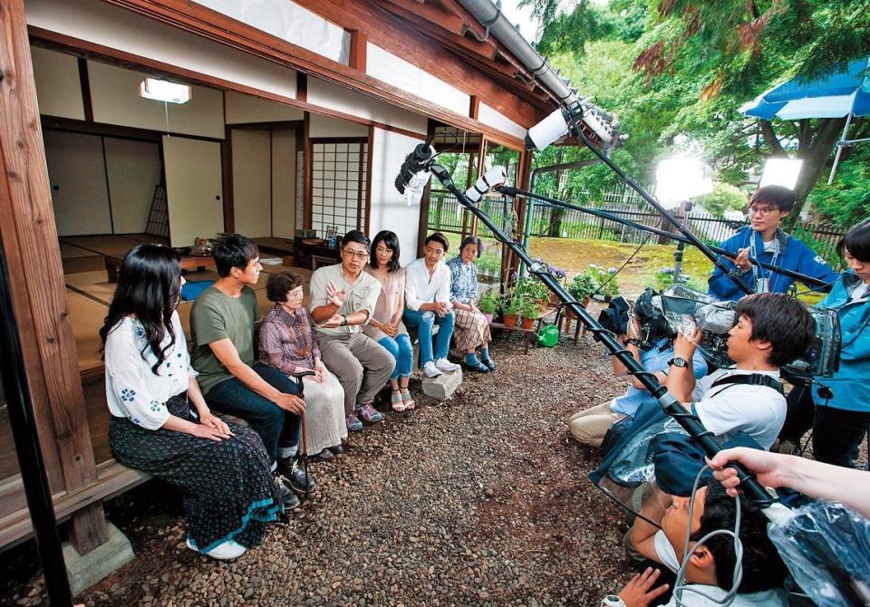 《紡綞蟲的記憶》前往熊本縣日本文豪夏目漱石的故居拍攝時，吸引朝日新聞等日媒前往採訪報導。（磬石數位媒體提供）